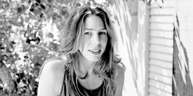 Die Schriftstellerin Rachel Kushner im Freien neben einem Haus. Die Schriftstellerin Rachel Kushner im Freien neben einem Haus.
