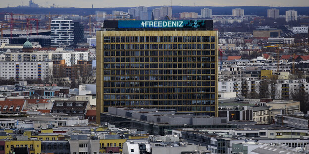 An der Fassade eines Hochhauses steht „Free Deniz“ An der Fassade eines Hochhauses steht „Free Deniz“