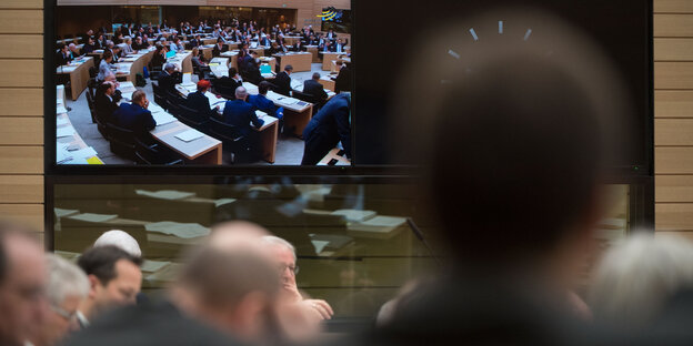 Ein Monitor im Plenarsaal Ein Monitor im Plenarsaal