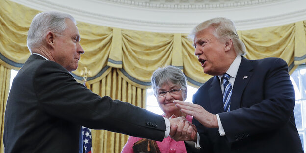 Foto des US-Präsident Donald Trump. Er gratuliert dem damaligen US-Justizminister Jeff Sessions nachdem er am 09.02.2017 seinen Amtseid abgelegt hat. Foto des US-Präsident Donald Trump. Er gratuliert dem damaligen US-Justizminister Jeff Sessions nachdem er am 09.02.2017 seinen Amtseid abgelegt hat.