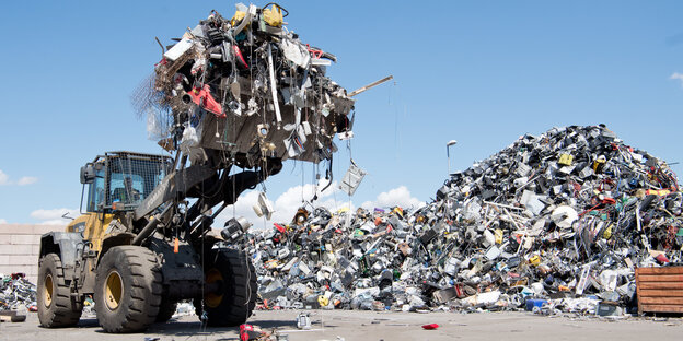 Ein Bagger nimmt Schrott auf in einer Recyclinganlage in Goslar Ein Bagger nimmt Schrott auf in einer Recyclinganlage in Goslar