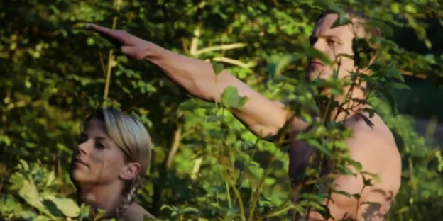 Ein Mann und eine Frau nackt im Wald, von Büschen verdeckt, der Mann zeigt einen Hitlergruß Ein Mann und eine Frau nackt im Wald, von Büschen verdeckt, der Mann zeigt einen Hitlergruß