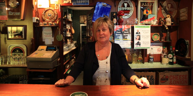 Triona Britton steht hinter dem Tresen ihres Pubs in Pettigo. Triona Britton steht hinter dem Tresen ihres Pubs in Pettigo.