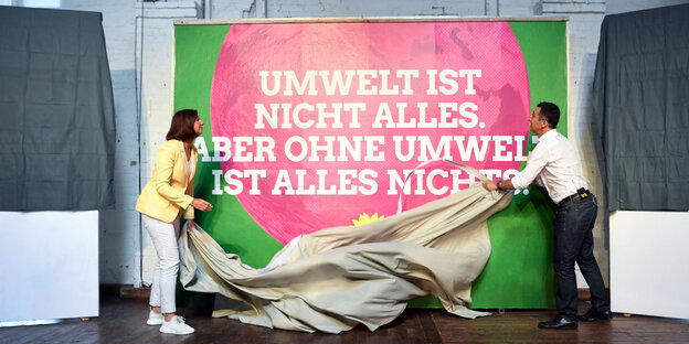 Ein Plakat der Grünen wird enthüllt Ein Plakat der Grünen wird enthüllt