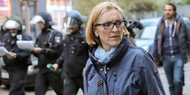 Margarete Koppers mit Polizisten auf einer Demo Margarete Koppers mit Polizisten auf einer Demo