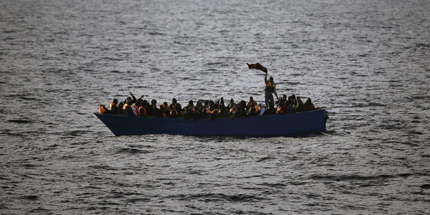 Flüchtlinge in einem manövrierunfähigen Boot auf dem Mittelmeer Flüchtlinge in einem manövrierunfähigen Boot auf dem Mittelmeer