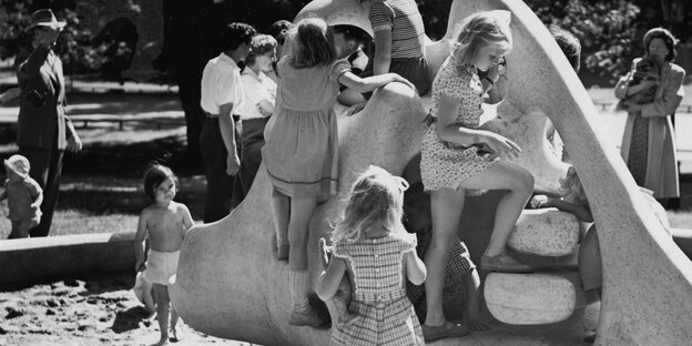 Spielende Kinder an der Skulptur 1949 Spielende Kinder an der Skulptur 1949