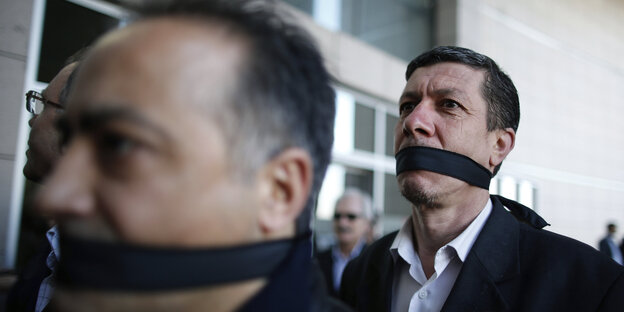 Solidaritätsaktion türkischer Journalisten für Can Dündar im April 2016 in Istanbul Solidaritätsaktion türkischer Journalisten für Can Dündar im April 2016 in Istanbul