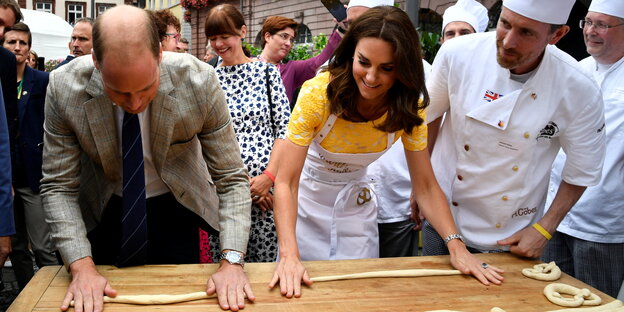 Kate und WIlliam backen Brezeln Kate und WIlliam backen Brezeln