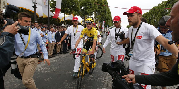 Chris Froome fährt ins Ziel Chris Froome fährt ins Ziel