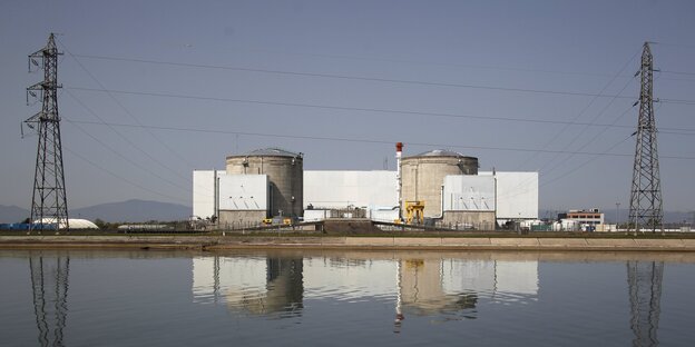 Das Atomkraftwerk Fessenheim spiegelt sich im Wasser des Rheinseitenkanals