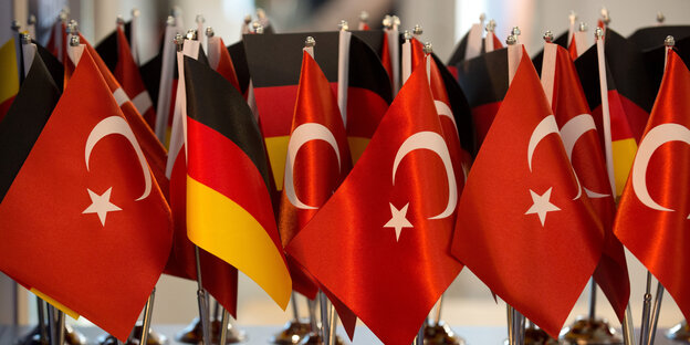 eine Vielzahl kleiner türkischer und deutscher Tischflaggen eine Vielzahl kleiner türkischer und deutscher Tischflaggen