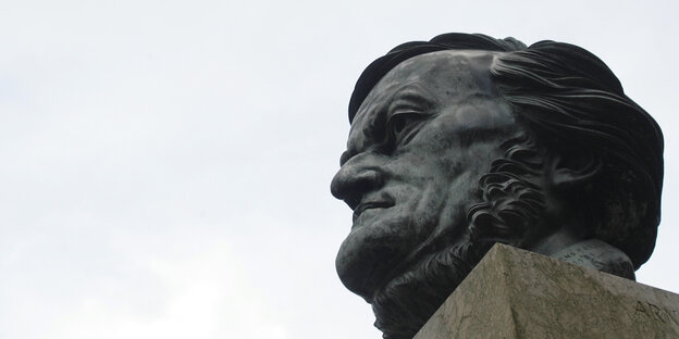 Eine schwer aussehende steinerne Büste des Komponisten Richard Wagner im Profil Eine schwer aussehende steinerne Büste des Komponisten Richard Wagner im Profil