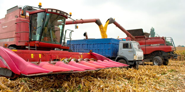 Mähdrescher bei der Ernte Mähdrescher bei der Ernte