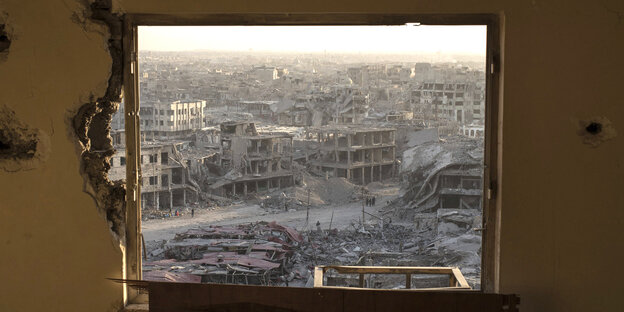 Ein Fenster, durch das die zerstörte Stadt Mossul im Irak zu sehen ist Ein Fenster, durch das die zerstörte Stadt Mossul im Irak zu sehen ist