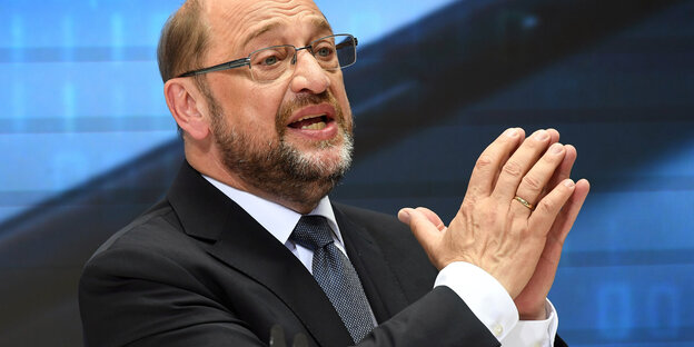 Martin Schulz hält beide Hände zusammen Martin Schulz hält beide Hände zusammen