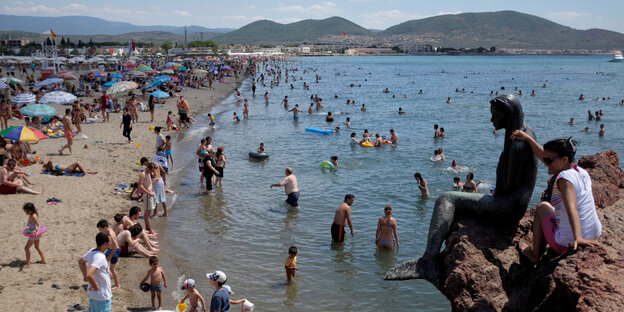 Touristen an einem türkischen Strand Touristen an einem türkischen Strand