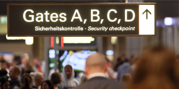 Ein Flughafenschild zur Sicherheitskontrolle Ein Flughafenschild zur Sicherheitskontrolle