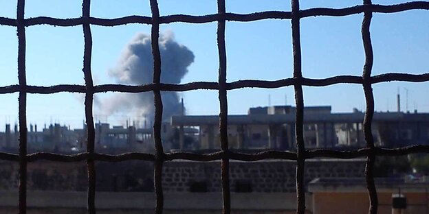 Filmausschnitt zeigt Rauchwolke über einer Stadt Filmausschnitt zeigt Rauchwolke über einer Stadt