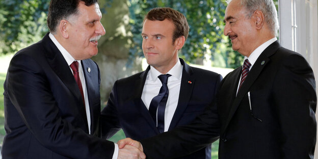 Präsident Macron begrüsst den General Hafte rund den libyscen Ministerpräsidenten al-Sarraj Präsident Macron begrüsst den General Hafte rund den libyscen Ministerpräsidenten al-Sarraj