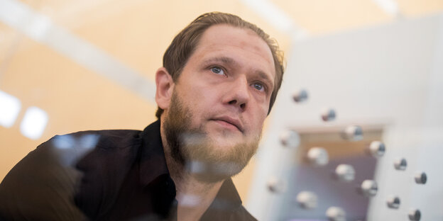 Sven Lau hinter einer Scheibe im Gerichtssaal Sven Lau hinter einer Scheibe im Gerichtssaal