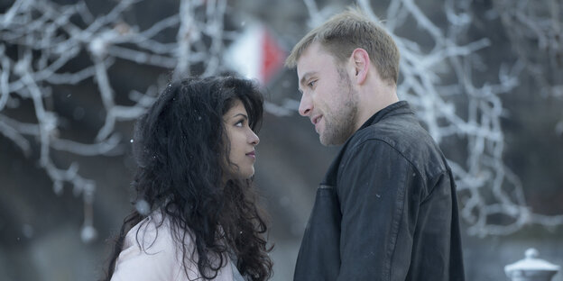 Still aus Sense8 mit Tina Desai und Max Riemelt Still aus Sense8 mit Tina Desai und Max Riemelt
