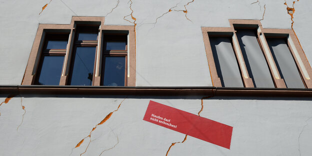 Risse an einer Hauswand Risse an einer Hauswand