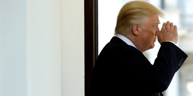 Donald Trump salutiert Donald Trump salutiert