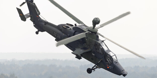 Ein Hubschrauber fliegt Ein Hubschrauber fliegt