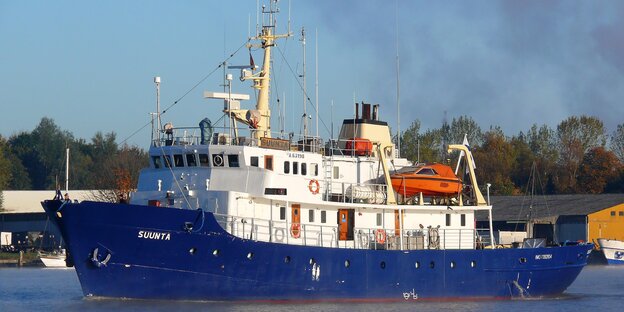 Ein Schiff mit blauem Rumpf Ein Schiff mit blauem Rumpf