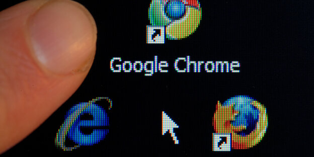 Ein Finger neben verschiedenen Logos von Webbrowsern Ein Finger neben verschiedenen Logos von Webbrowsern