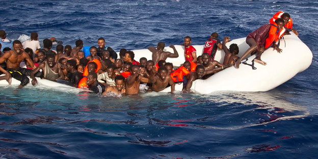 Ein Boot mit Flüchtlingen sinkt im Mittelmeer