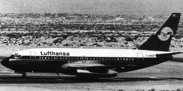 Ein schwarz-weiß Foto eines Lufthansa-Flugzeugs Ein schwarz-weiß Foto eines Lufthansa-Flugzeugs