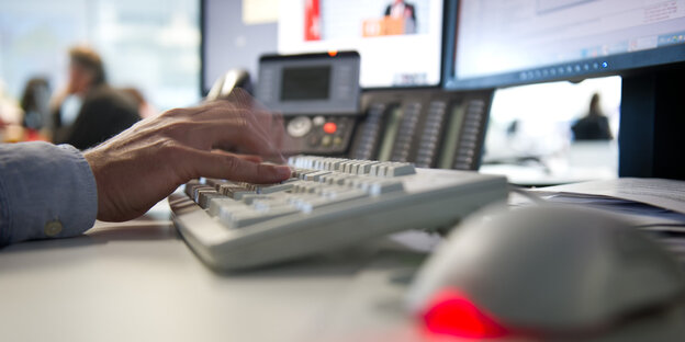 Jemand tippt auf einer Computer-Tastatur Jemand tippt auf einer Computer-Tastatur