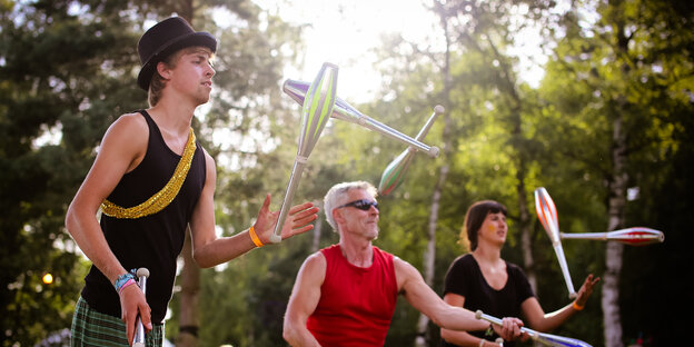 Jonglierende Zuschauer bei einem Festival Jonglierende Zuschauer bei einem Festival