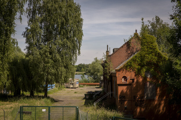 Backsteinhaus des Wasserwerks Kaltehofe mit Baum