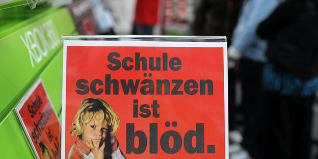 Plakat mit Aufschrift "Schuleschwänzen ist blöd" Plakat mit Aufschrift "Schuleschwänzen ist blöd"