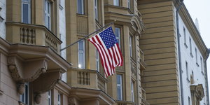 Die US-Flagge hängt am Gebäuder der Moskauer Botschaft