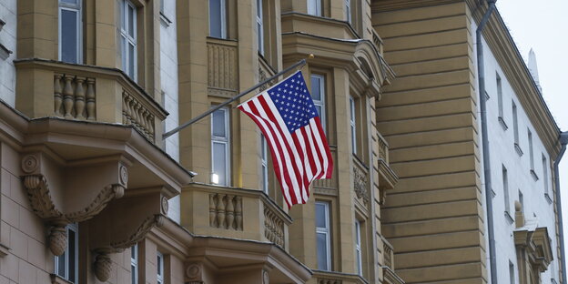 Die US-Flagge hängt am Gebäuder der Moskauer Botschaft Die US-Flagge hängt am Gebäuder der Moskauer Botschaft