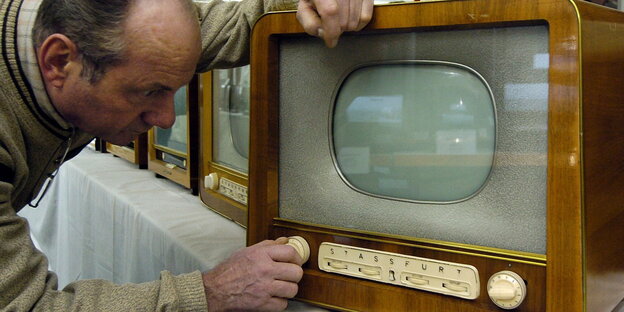 Fernsehgerät aus dem Jahr 1957 in einer Ausstellung Fernsehgerät aus dem Jahr 1957 in einer Ausstellung