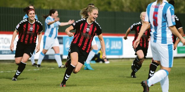 Georgia Bridges von Lewes FC rennt fröhlich über das Spielfeld Georgia Bridges von Lewes FC rennt fröhlich über das Spielfeld