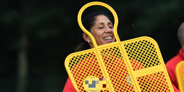 Bundestrainerin Steffi Jones steht mit einem Trainingsmännchen auf dem Platz Bundestrainerin Steffi Jones steht mit einem Trainingsmännchen auf dem Platz