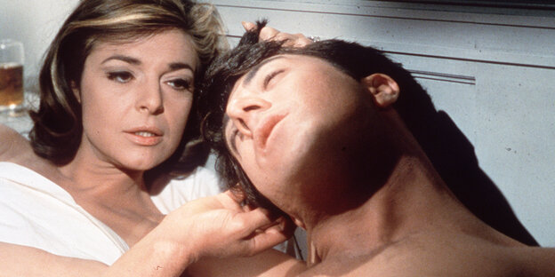Anne Bancroft und Dustin Hoffmann liegen im Bett Anne Bancroft und Dustin Hoffmann liegen im Bett