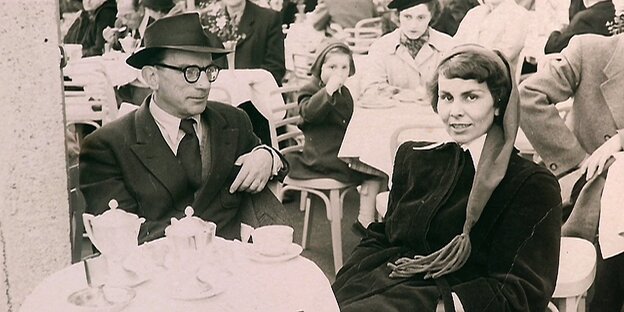 Günther und Joy Weisenborn sitzen in einem Café Günther und Joy Weisenborn sitzen in einem Café