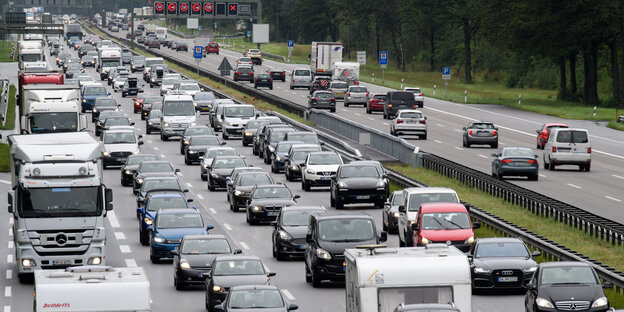 Autos im Stau auf einer vierspurigen Autobahn Autos im Stau auf einer vierspurigen Autobahn