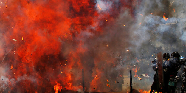Rote Flammen und weißer Rauch Rote Flammen und weißer Rauch