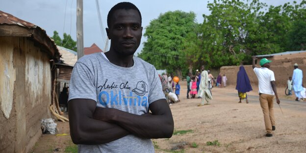 Abubakar Mohammed steht auf der Straße in seinem Viertel in der Kleinstadt Uba im Nordosten Nigerias. Abubakar Mohammed steht auf der Straße in seinem Viertel in der Kleinstadt Uba im Nordosten Nigerias.