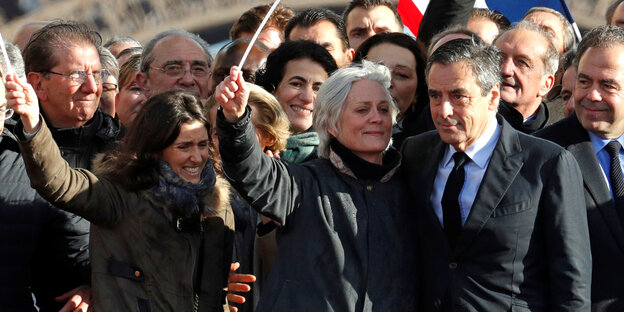 Der französische Politiker Fillon hält seine Frau im Arm Der französische Politiker Fillon hält seine Frau im Arm