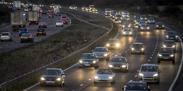 Viele Autos auf einer Straße Viele Autos auf einer Straße