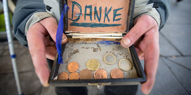 Eine Spendenbox, in der „Danke“ steht Eine Spendenbox, in der „Danke“ steht
